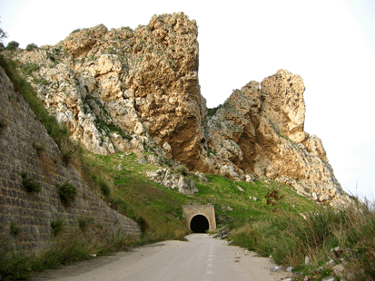 Rocca di Stefano e galleria con strada ferrata degli anni "20 del XX sec.