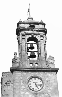 Torretta dell'orologio sul castello prima del restauro