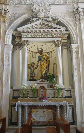 La settecentesca cappella di S. Giuseppe con la statua del Santo Patriarca e del bambino Ges