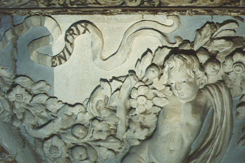 Putto in mezzorilievo sull'area di contorno dell'arco trionfale durante il restauro