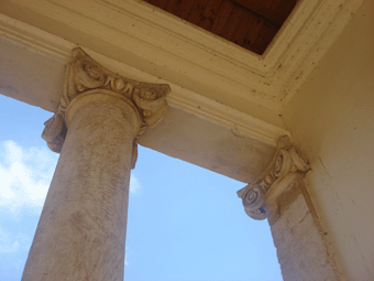 Particolari di colonne e paraste ioniche dela chiesa a forma di tempio nel cimitero "Nuovo" di Favara