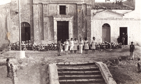 Colonia nel 1940 sul sacrato della chiesa della Grazia della Portella