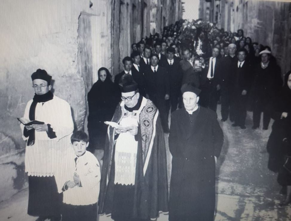 Accompagnamento di feretro al cimitero con l'arciprete Minnella