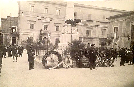 Picchetto d'onore davanti il monumento ai caduti anni "30 del XX sec.