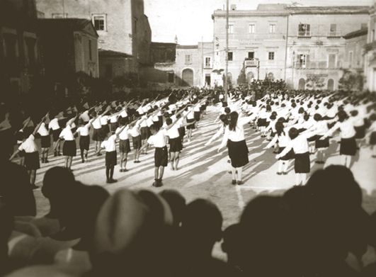Saggio ginnico in piazza Cavour in epoca fascista, nel 1933