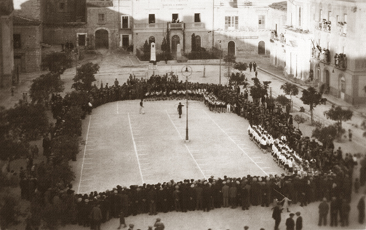 Saggio ginnico in piazza Cavour in epoca fascista, nel 1933