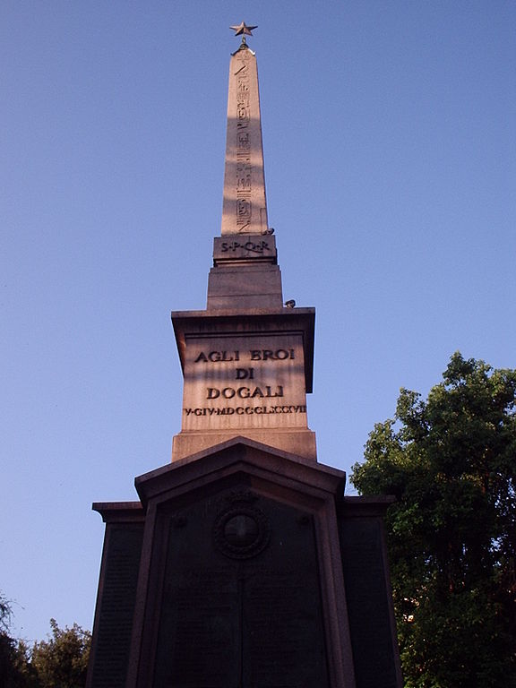 Stele funeraria dedicata afli eroi di Dogali in piazza dei Cinquecento, angolo viale L. Einaudi, a Roma
