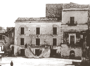 Il palazzo di citta - poi biblioteca com.le - nel 1885 ca.