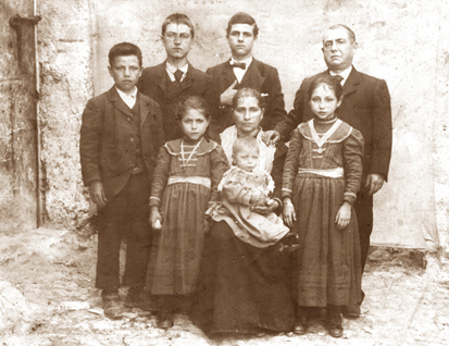 Foto di famiglia dell'inizio del 1900 con Bont Antonio e Giuseppa Lentini