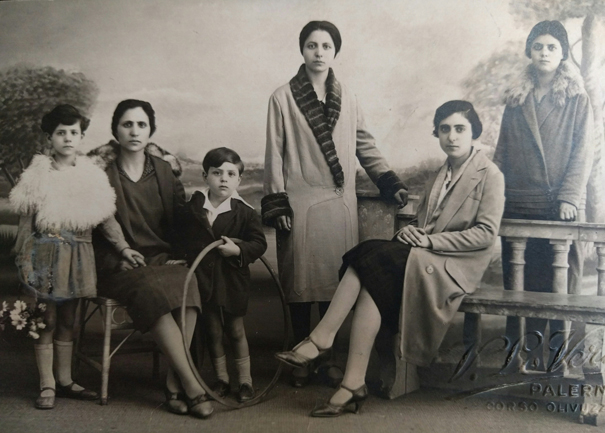Dulcetta Giulia con i figli Calogera e Salvatore Piscopo e le sorelle