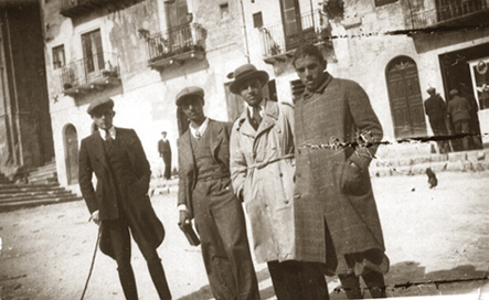 Gruppo di amici in piazza del Carmine (ora Garibaldi)