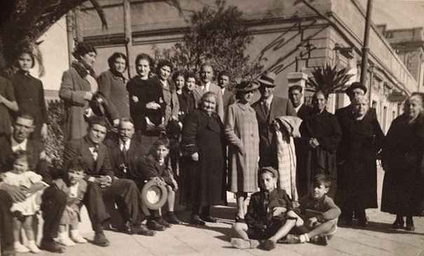 Sposi in partenza per il viaggio di nozze nella stazione di Favara a. 1939