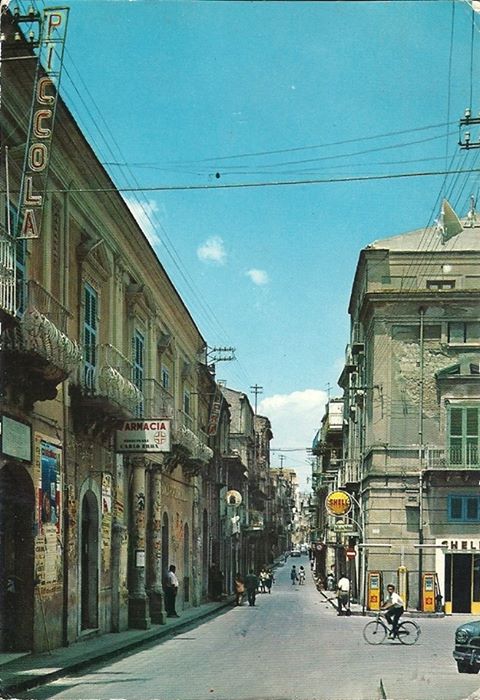 Incrocio piazza Vespri/corso V. Emanuele anni "70 del XX sec.