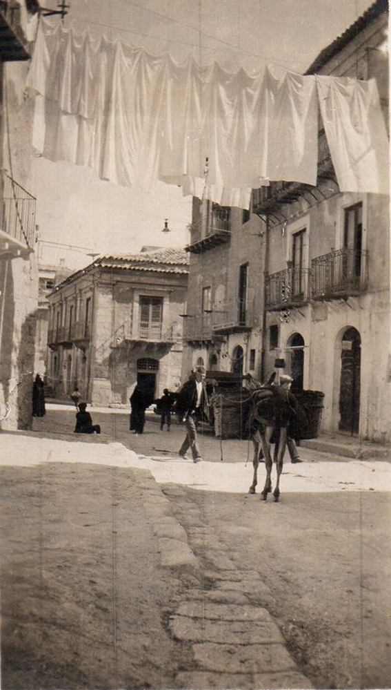 Via Roma agli incroci con piazza Cairoli e via Ruggero Mastrangelo